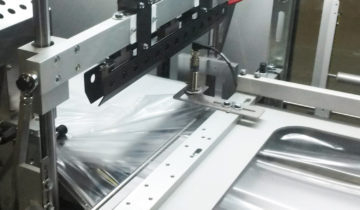 Automatiske pakkemaskiner for pakking i krympefilm. bilde