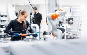 KUKA roboter som kan utføre krevende og nøyaktige oppgaver. bilde
